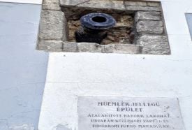 Ágyú a falban