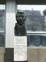 Beszédes József szobor