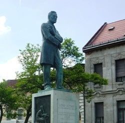 Lévay József szobor – 2. kép