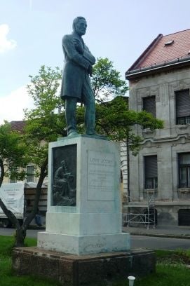 Lévay József szobor