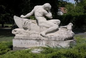 Magyar fájdalom szobor