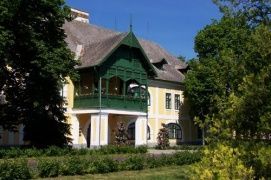 Ménesparancsnoki épület