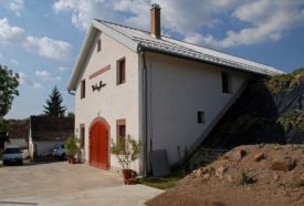 Tüske Pince