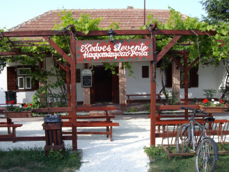 Kedves Levente Hagyományőrző Porta