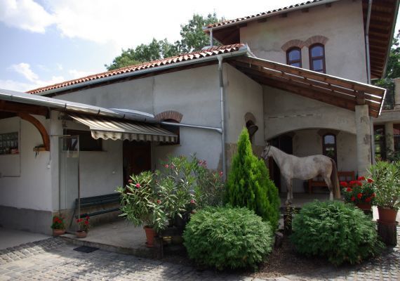 Szervál SE Lovarda