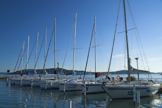 Vitorlás kölcsönzés, hajóbérlés, vitorlás oktatás a Balatonon – 4. kép
