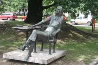 Hatvani István szobra
