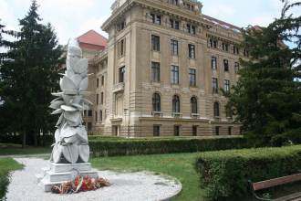 A Forradalom fehér rózsája ’56-os emlékmű