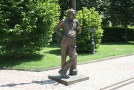 Szabó Lőrinc szobra – 2. kép