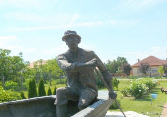 Tiszai halász szobor