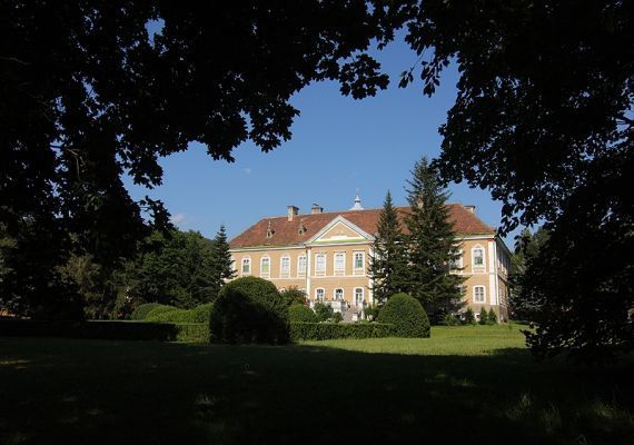Péchy-Zichy Kastély és Őspark