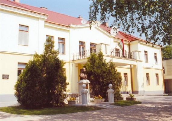 Dr. Batthyány-Strattmann Általános Iskola és emlékszoba
