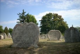 Szív alakú sírkövek – 2. kép