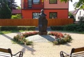 Ladányi Mihály emlékszobor