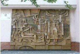 Kerámiából készült relief a szépség, rend, fegyelem harmóniájának ábrázolására