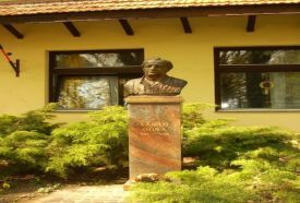 László Gyula mellszobra