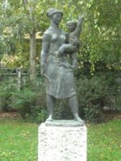 Anya gyermekével Szobor