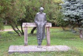 Radnóti Miklós szobra