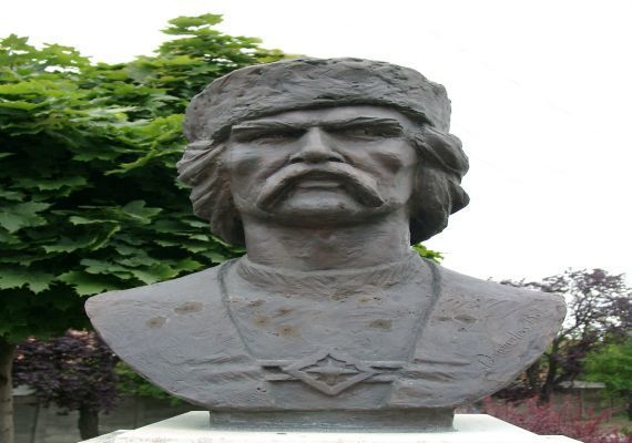 Taksony vezér bronz mellszobra