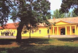 Huszárkaszárnya