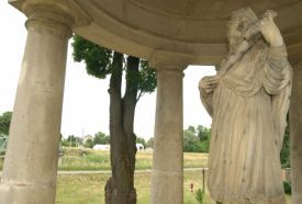 Nepomuki Szent János szobor és védőépülete – 2. kép
