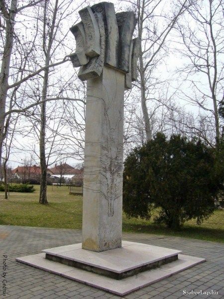 Tóth Valéria Szobra