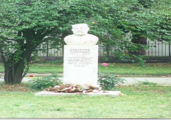 Garibaldi mellszobra