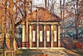 Az első Dunántúli Magyar Nyelvű Kőszínház megmaradt oszlopai
