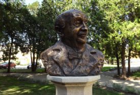 Lengyel Menyhért szobor – 2. kép