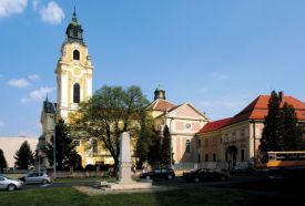 Jézus Szíve Ferences Plébániatemplom és Mindszenty-kert