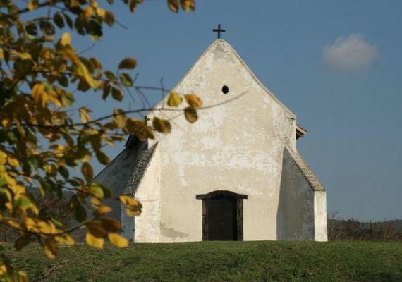 Árpád-kori temetőkápolna