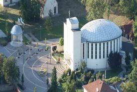 Szent Anna római katolikus templom és templomkert