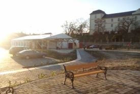 Fakutya korcsolyapálya és rendezvénysátor