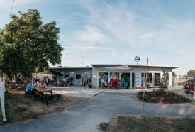 Nánásiék kisboltja - Nekem a Balaton, Csücsök