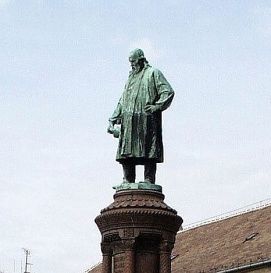 Zsolnay szobor
