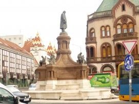 Zsolnay szobor – 2. kép