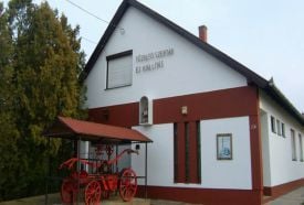 Tűzoltószertár és kiállítás