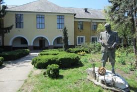 Vezekényi Ernő szobra