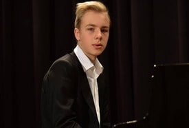 Simonas Miknius zongoraverseny győztesének koncertje
