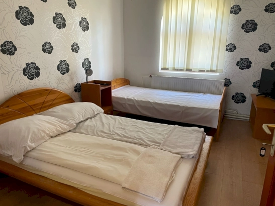 Egyágyas szoba – 1. kép