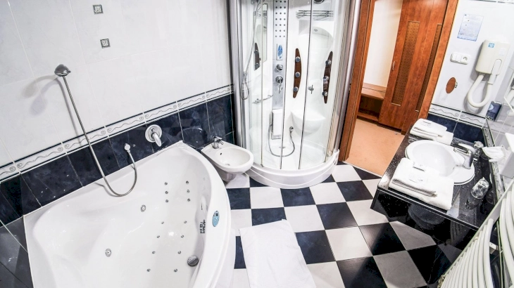 Új épületi deluxe superior apartman jacuzzis káddal, erkéllyel – 2. kép