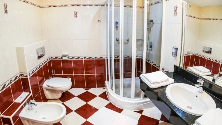 Főépületi erkélyes Superior kétágyas szoba – 2. kép