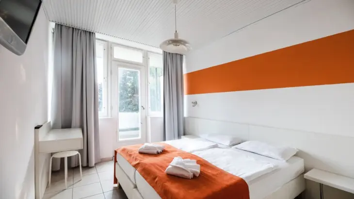 Standard plus kétágyas szoba 1 gyermek pótágyazási lehetőséggel – 2. kép