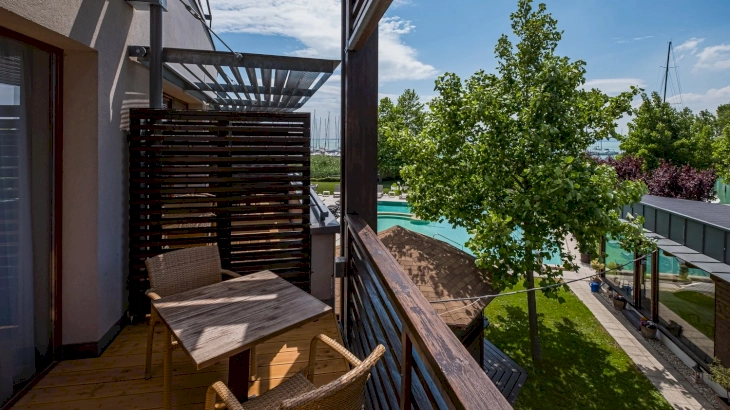 Premium rész-panorámás erkélyes, kétágyas szoba – 1. kép
