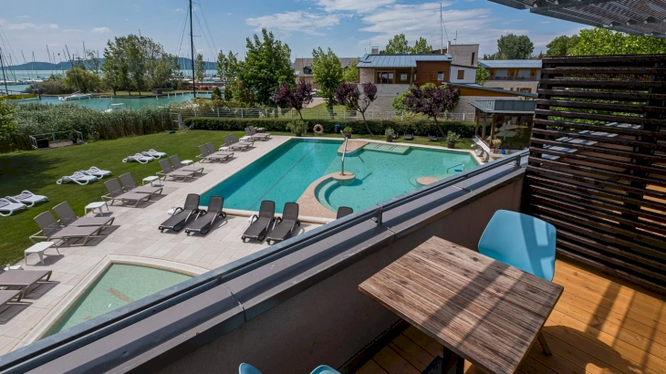 Premium teljes balatoni panorámás kétágyas szoba – 3. kép