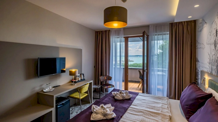 Premium teljes balatoni panorámás kétágyas szoba – 1. kép