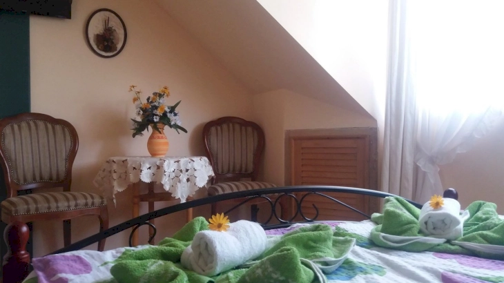 Tetőtéri franciaágyas szoba – 3. kép