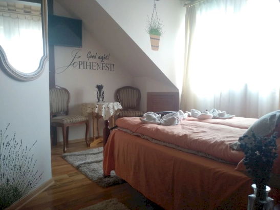 Tetőtéri franciaágyas szoba – 1. kép