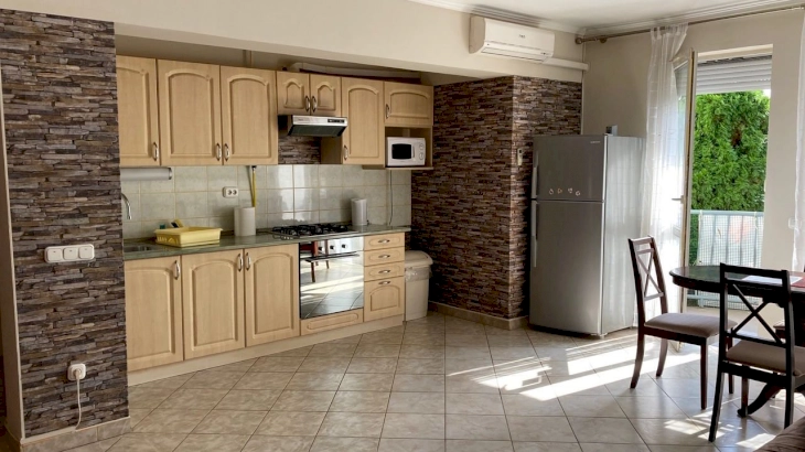 Franciaágyas apartman sarokkádas fürdőszobával 4 főre – 1. kép