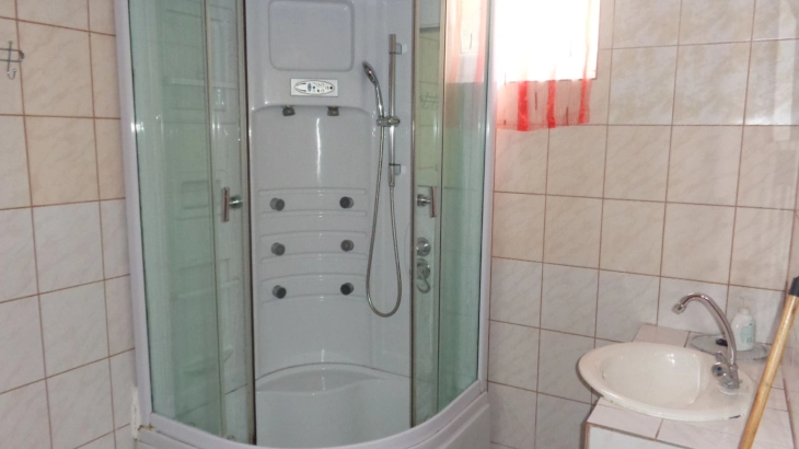 5 fős fürdőszobás szoba,alsó szint. – 5. kép